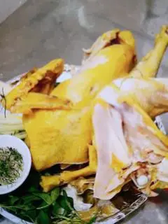 Hình ảnh nguyên con gà hap muối