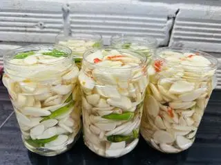 Hình ảnh Tỏi ngâm ớt xiêm xanh 