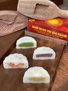 Hình ảnh Bánh Dẻo Thập Cẩm Lạp Xưởng Hạt Sen Truyền Thống 