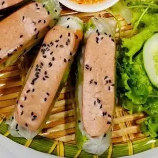 Hình ảnh 1 gỏi cuốn xúc xích heo