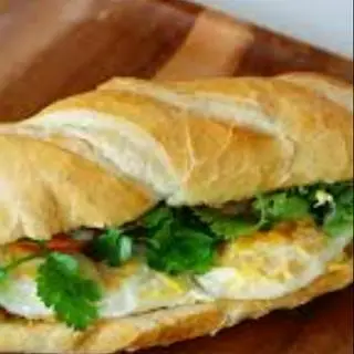 Hình ảnh Bánh mì thịt chả ốp la 2 trứng