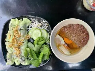 Hình ảnh Bánh cuốn lá dứa chả nướng