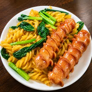 Hình ảnh nui xào xúc xích.2 cây xúc xích mỗi ngày cắt 1 kiểu 
