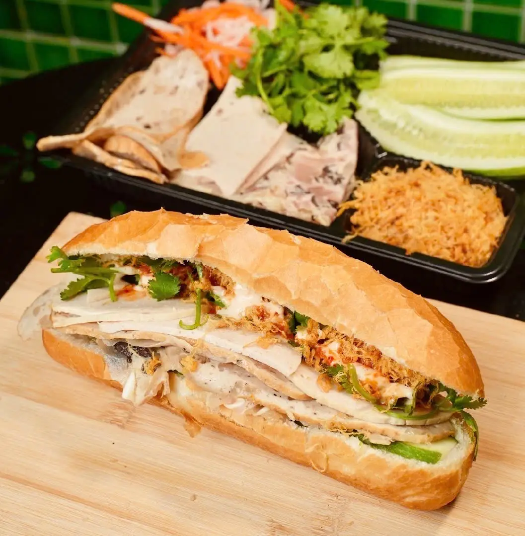 Hình ảnh Bánh mì ba loại chả