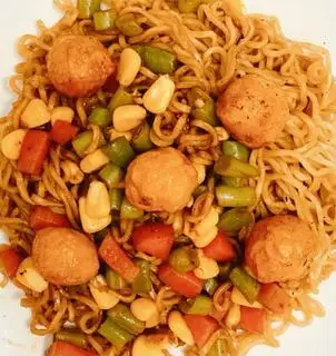 Hình ảnh Mì trộn tôm viên chiên 