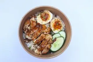 Hình ảnh Cơm đùi gà sốt tiêu đen và trứng ngâm