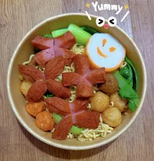 Hình ảnh Mì Trộn Cá Viên Chiên Xúc Xích
