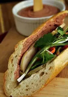 Hình ảnh Bánh mì trứng - chả
