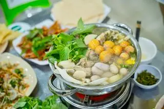 Hình ảnh LẨU GÀ TA LÁ É Siêu ngon (3-4 người ăn )