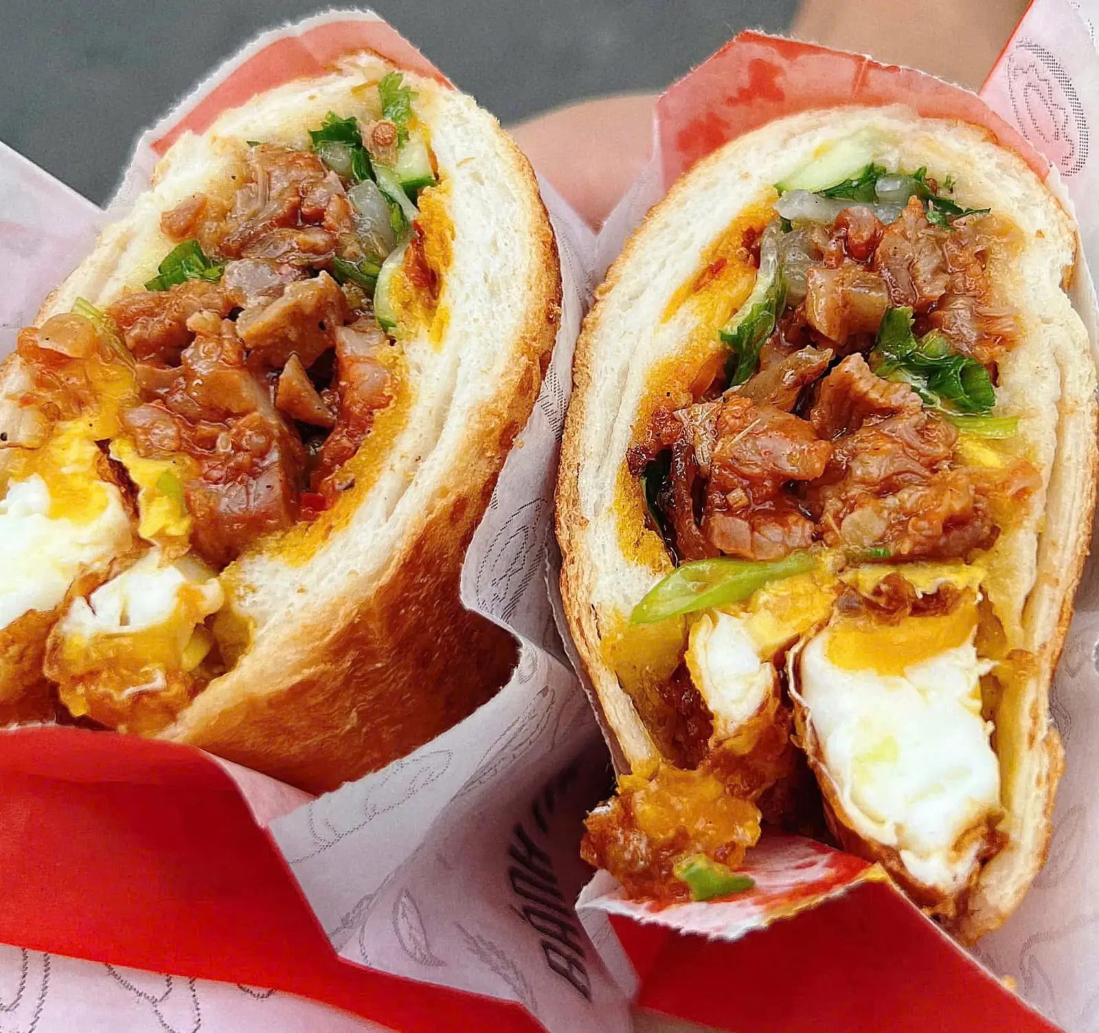 Hình ảnh Bánh mì đặc biệt Thịt + Trứng "nóng giòn"