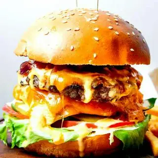 Hình ảnh Burger Bò - Tôm - Phô mai Sốt BBQ 