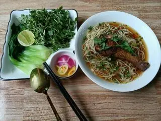 Hình ảnh mì đùi gà tiềm thảo mộc