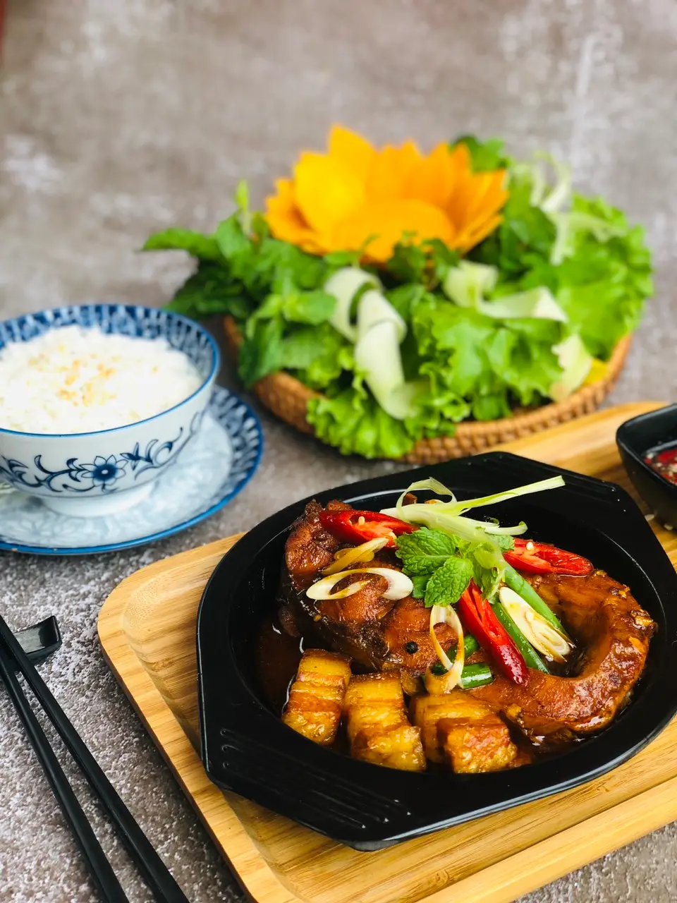Hình ảnh Cơm cá trắm kho tộ