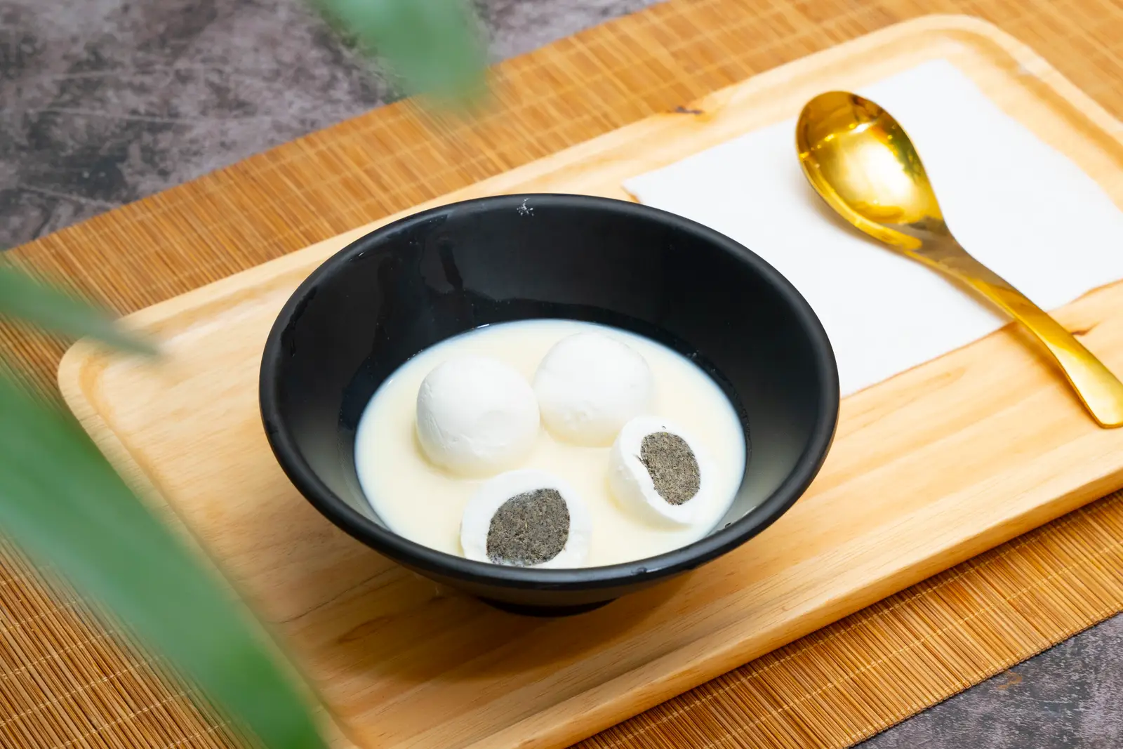Hình ảnh  Bánh Trôi Nước Nhân Mè Đen với Sữa đậu nành nóng -  Glutinous Rice Ball (Black Sesame) in hot soy milk