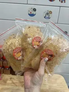 Hình ảnh Combo 3 bịch bánh tráng muối tỏi sate size M