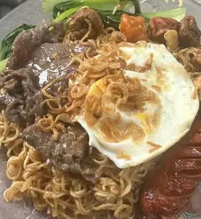 Hình ảnh Mì xào trứng + xúc xích 