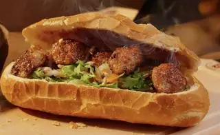 Hình ảnh Bánh mì thịt nướng đặc biệt