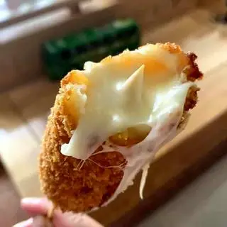 Hình ảnh Hotdog phomai vỏ xù