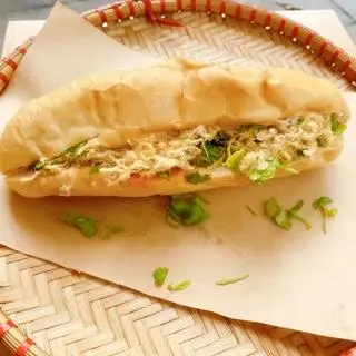 Hình ảnh Bánh mì ruốc xúc xích