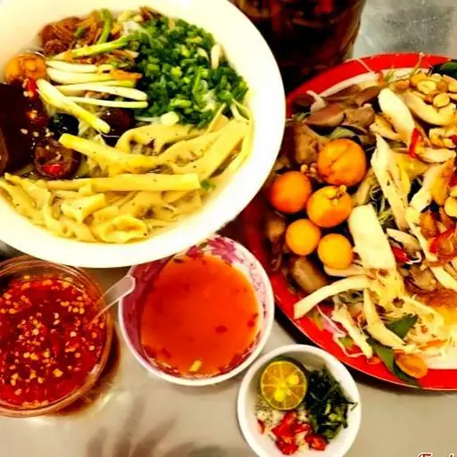 Hình ảnh 2 hủ tiếu không thịt - gỏi gà xé
