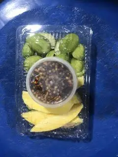 Hình ảnh mix cóc xoài keo kèm chấm 