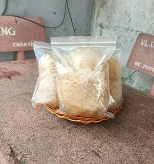 Hình ảnh bánh tráng cháy tỏi ngâm tay