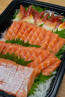 Hình ảnh Combo 300gr Cá Hồi, 100gr Bụng và 10 miếng Sò Đỏ