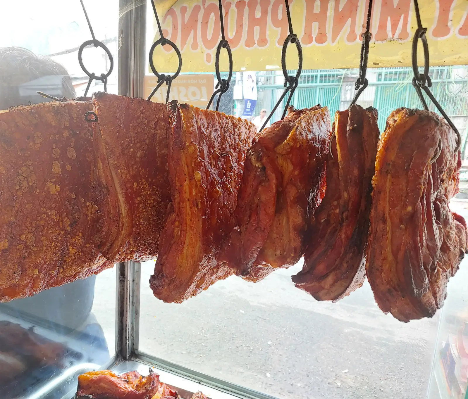 Hình ảnh Nữa ký heo quay ba rọi rút sườn( kèm  dưa, nước chấm)