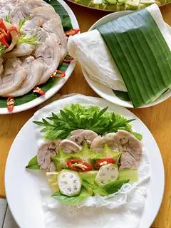 Hình ảnh Bắp heo luộc cuốn bánh tráng - phần 1 người ăn