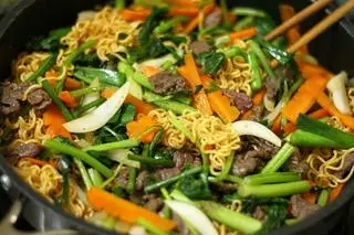 Hình ảnh Mỳ xào xúc xích bò khô