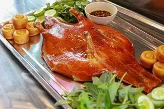 Hình ảnh 1 (Nguyên con) Vịt Tỳ Bà Da Giòn + 5 Bánh Bao