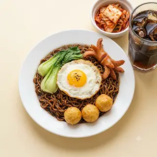 Hình ảnh Mì Tương Đen Trứng Xúc Xích Cá Viên
