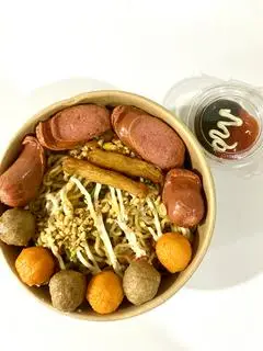 Hình ảnh Mì trộn xúc xích cá viên rau củ