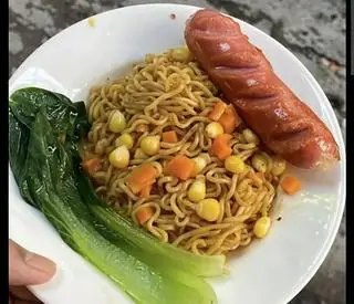 Hình ảnh Mù trộn indo xúc xích 