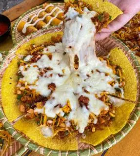Hình ảnh Bánh tráng nướng phomai kéo sợi