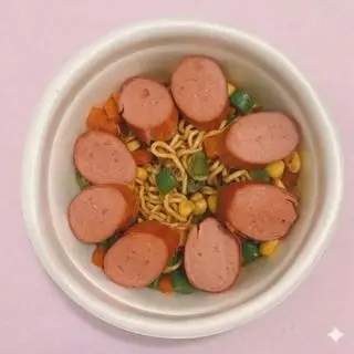 Hình ảnh Mì Indomie Trộn Xúc Xích