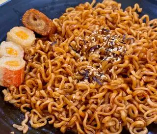 Hình ảnh Mì trộn cay Samyang - viên cua hoàng đế - mực cắt khoanh