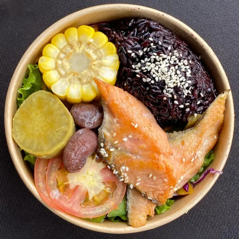 Hình ảnh cơm salad cá hồi 