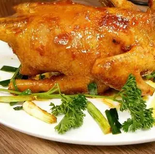 Hình ảnh gà chiên mắm tỏi nguyên con