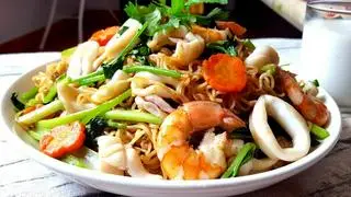 Hình ảnh Mì gói trộn hải sản