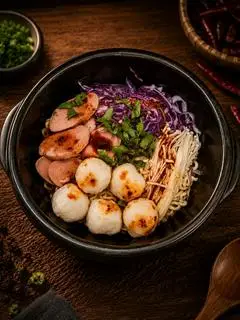 Hình ảnh Mì trộn xúc xích chả viên