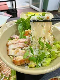 Hình ảnh Bún trộn thịt heo quay