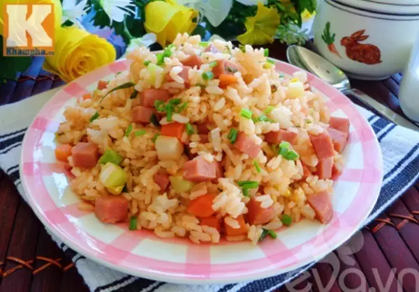 Hình ảnh Cơm chiên trứng, xúc xích (có kèm cơm giòn)