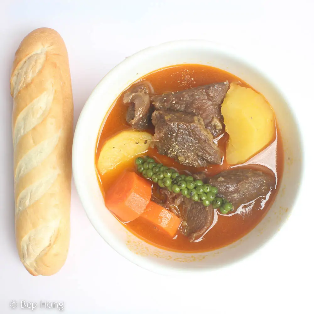 Hình ảnh Bò hầm tiêu xanh dùng kèm bánh mì