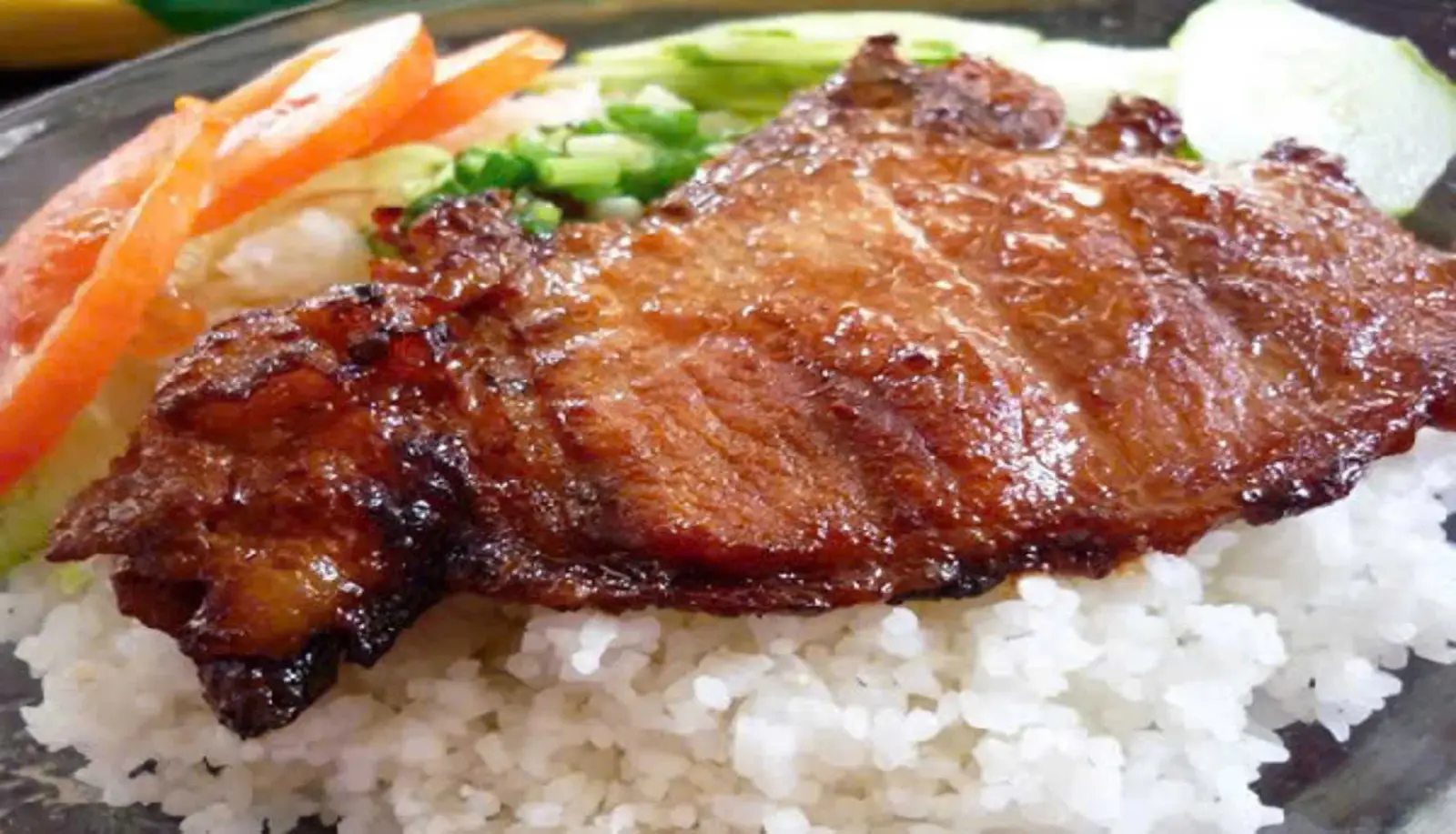 Hình ảnh Cơm tấm sườn nướng với nước giải khát 