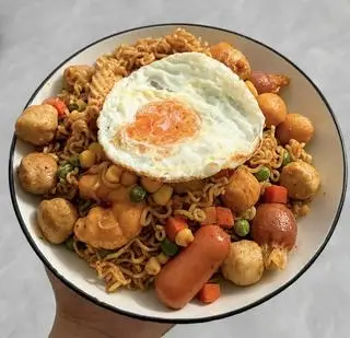 Hình ảnh Mì trộn thập cẩm khổng lồ