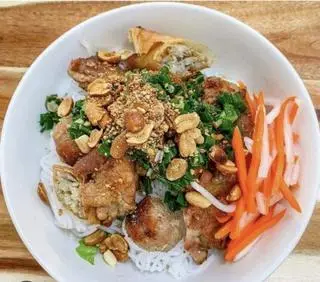 Hình ảnh Bún thịt xào - nem nướng