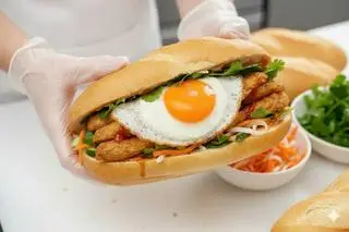 Hình ảnh Bánh mì Chả Cá Vũng Tàu + Trứng ốp la