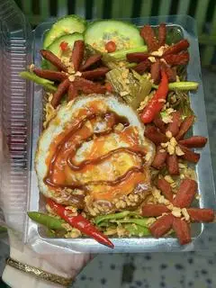 Hình ảnh Mì Indomie trộn ốp la xúc xích 