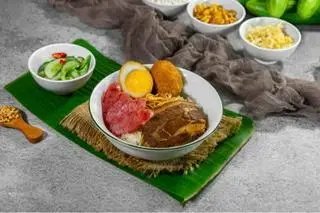 Hình ảnh Xôi thịt kho trứng lạp xưởng